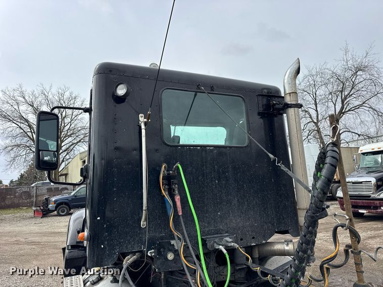 image for item DU3430 2005 Freightliner Columbia semi truck