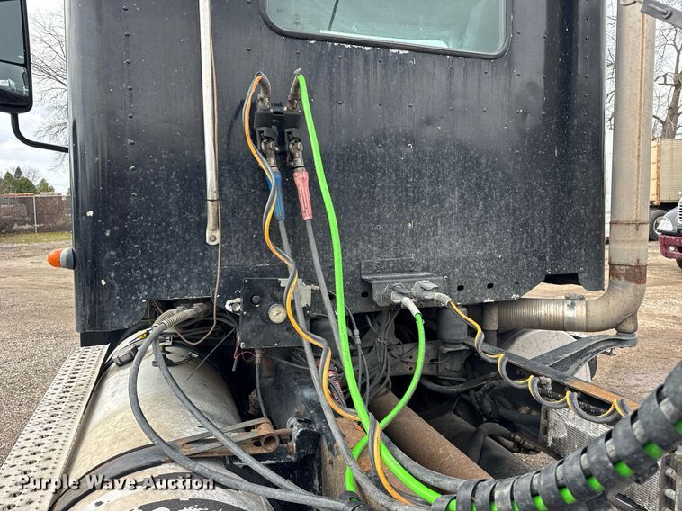 image for item DU3430 2005 Freightliner Columbia semi truck