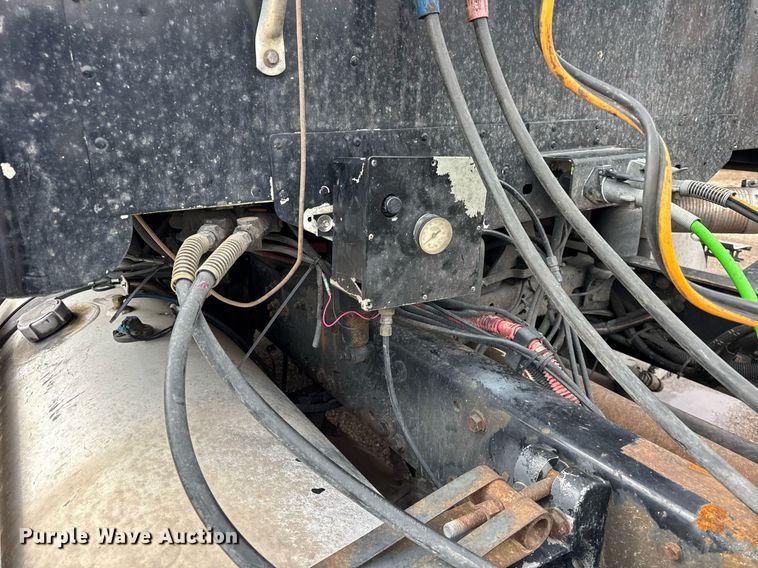 image for item DU3430 2005 Freightliner Columbia semi truck