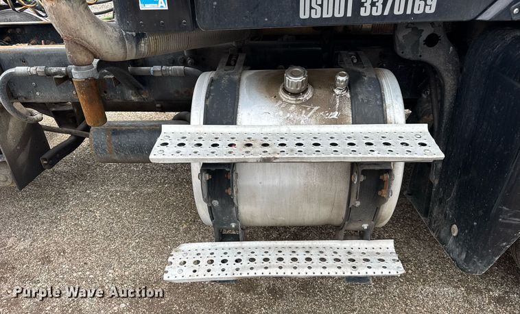 image for item DU3430 2005 Freightliner Columbia semi truck