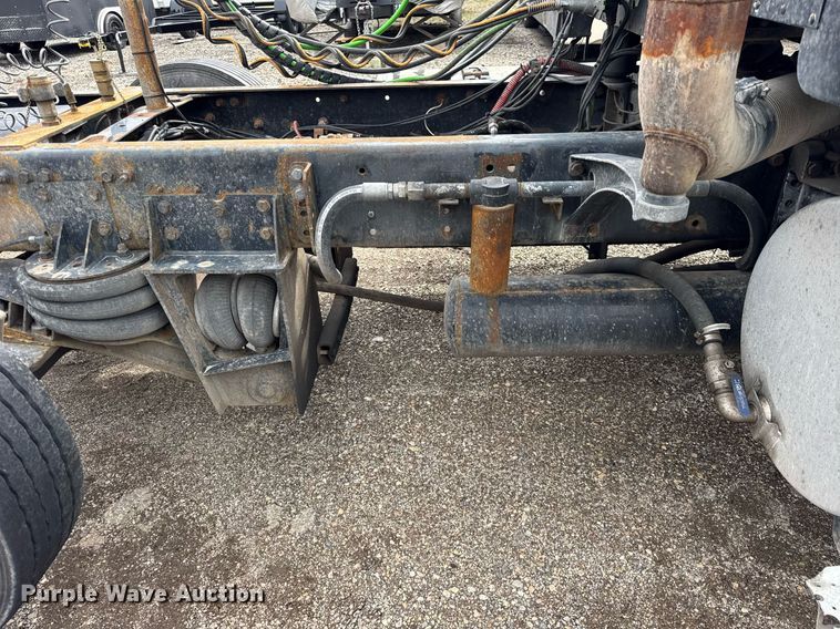 image for item DU3430 2005 Freightliner Columbia semi truck