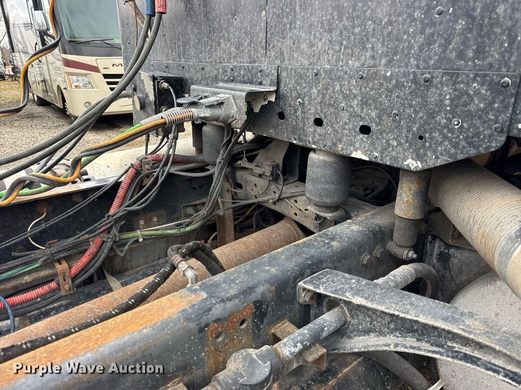 image for item DU3430 2005 Freightliner Columbia semi truck