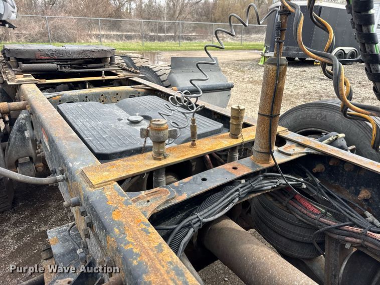 image for item DU3430 2005 Freightliner Columbia semi truck