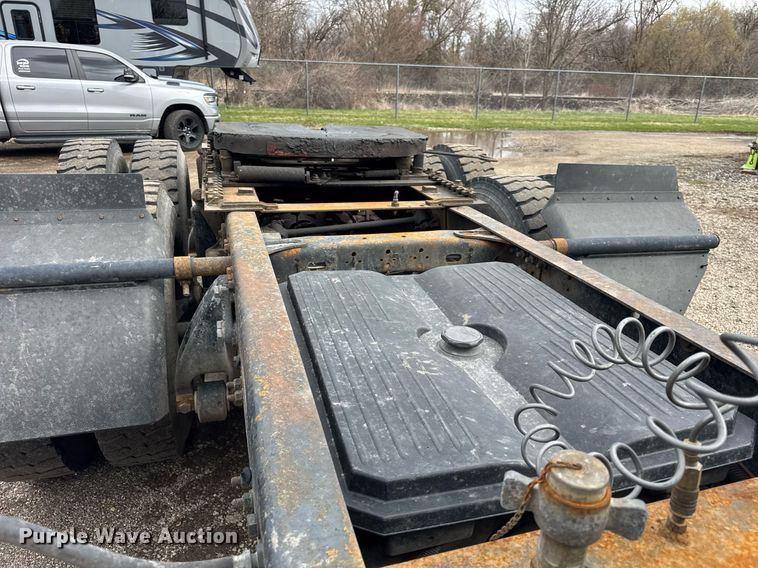 image for item DU3430 2005 Freightliner Columbia semi truck