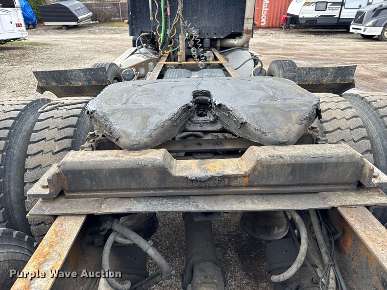 image for item DU3430 2005 Freightliner Columbia semi truck