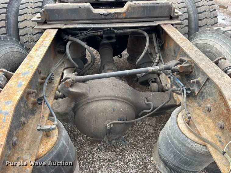 image for item DU3430 2005 Freightliner Columbia semi truck