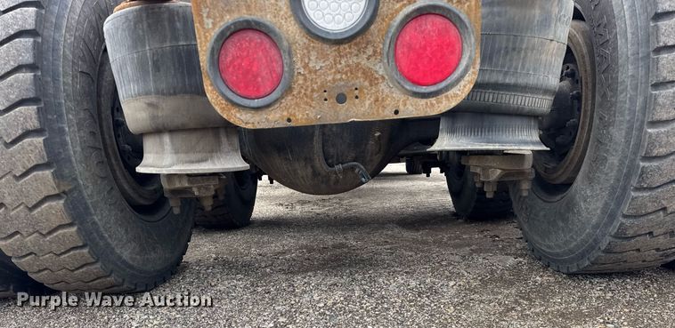 image for item DU3430 2005 Freightliner Columbia semi truck