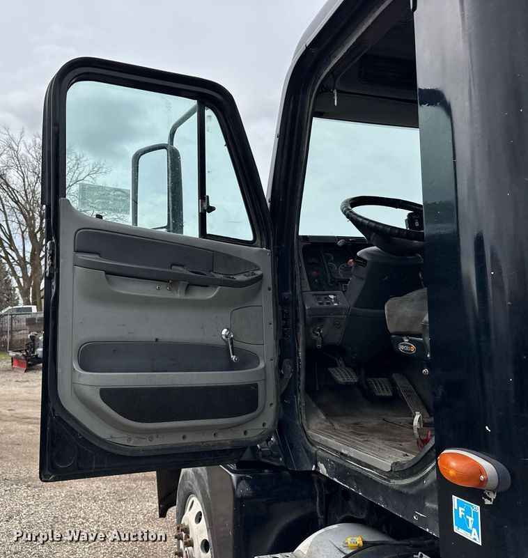 image for item DU3430 2005 Freightliner Columbia semi truck