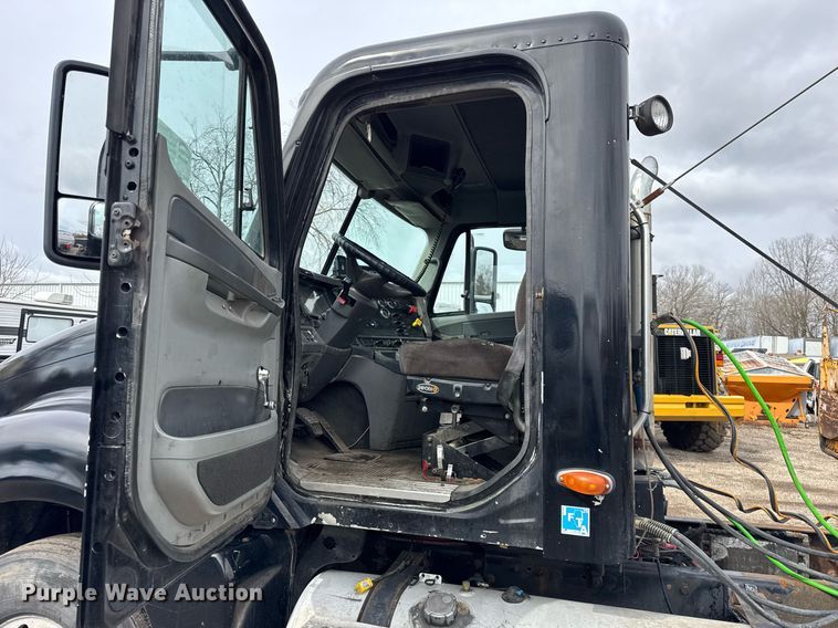 image for item DU3430 2005 Freightliner Columbia semi truck