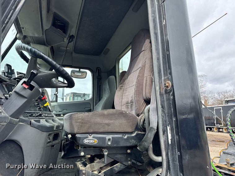 image for item DU3430 2005 Freightliner Columbia semi truck