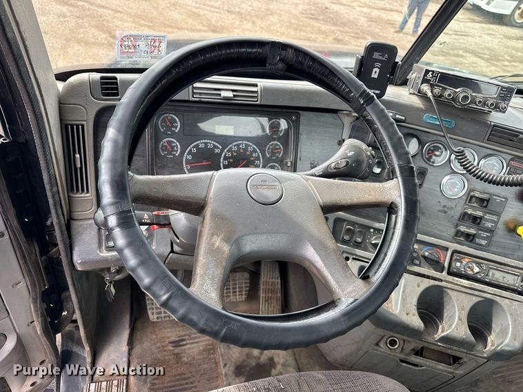 image for item DU3430 2005 Freightliner Columbia semi truck