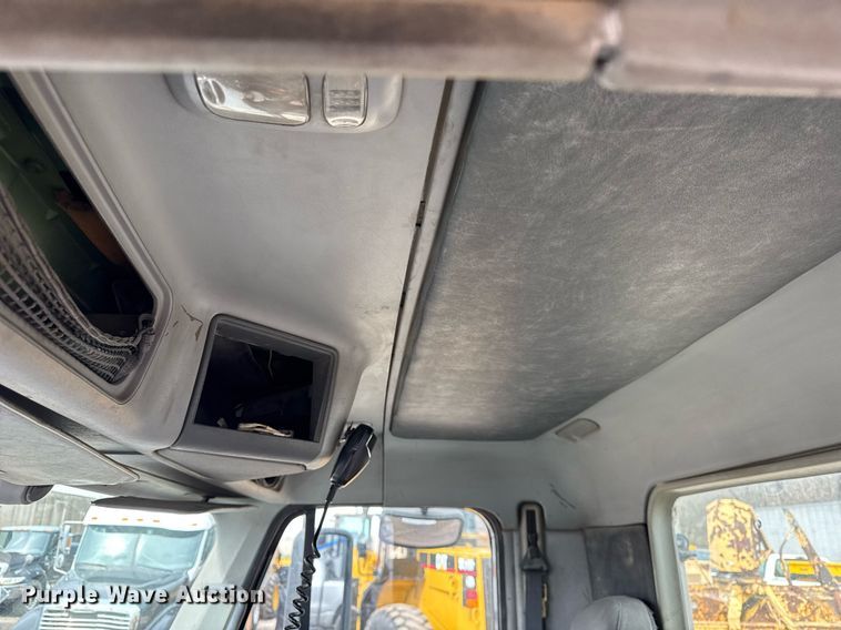 image for item DU3430 2005 Freightliner Columbia semi truck