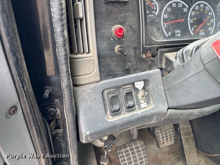 image for item DU3430 2005 Freightliner Columbia semi truck