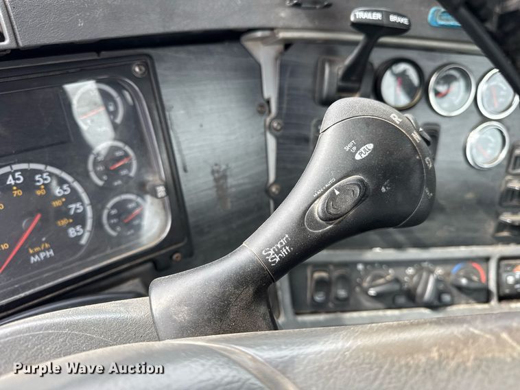 image for item DU3430 2005 Freightliner Columbia semi truck