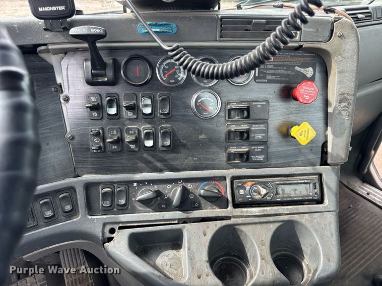 image for item DU3430 2005 Freightliner Columbia semi truck