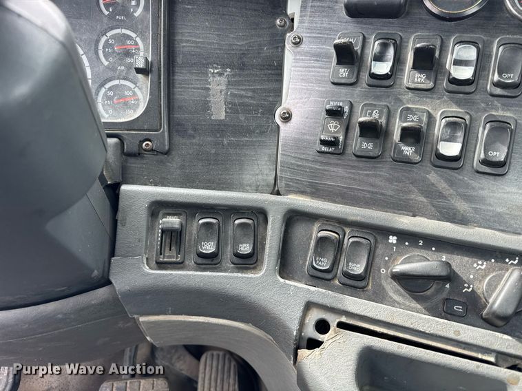 image for item DU3430 2005 Freightliner Columbia semi truck