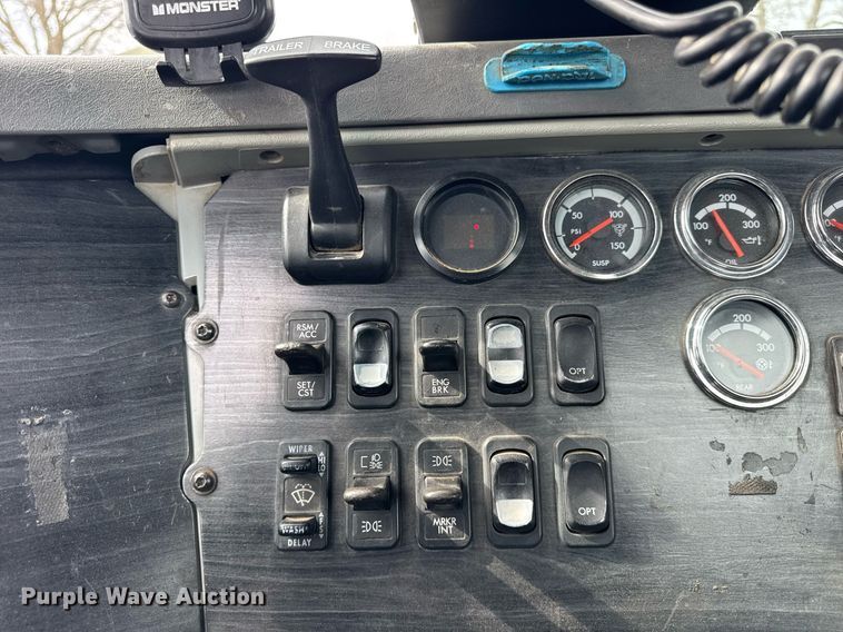 image for item DU3430 2005 Freightliner Columbia semi truck