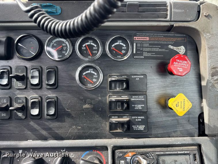 image for item DU3430 2005 Freightliner Columbia semi truck