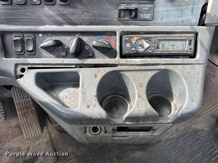 image for item DU3430 2005 Freightliner Columbia semi truck