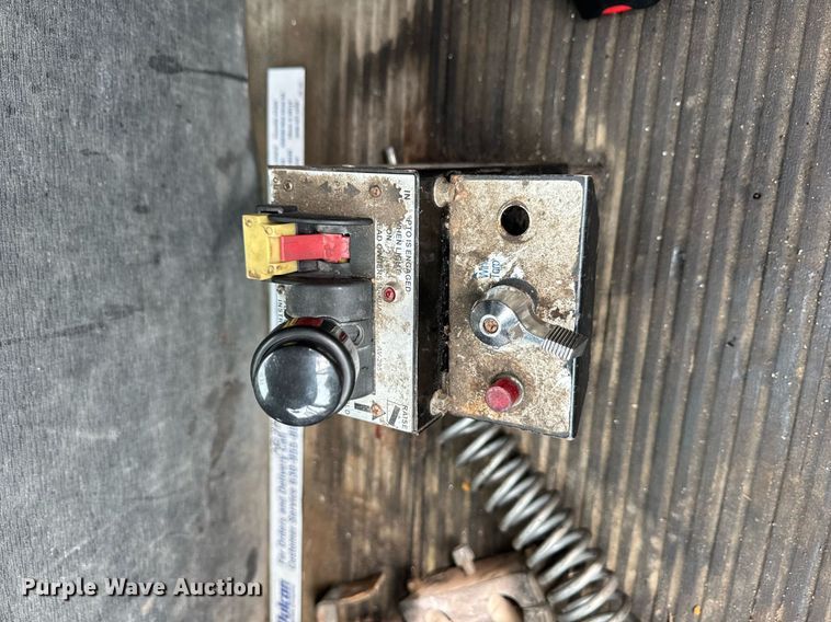 image for item DU3430 2005 Freightliner Columbia semi truck