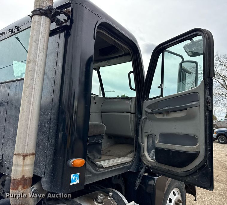 image for item DU3430 2005 Freightliner Columbia semi truck