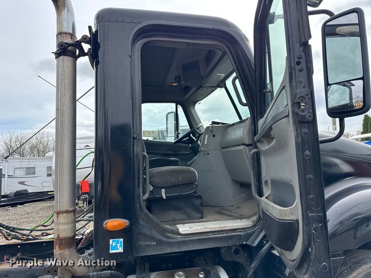 image for item DU3430 2005 Freightliner Columbia semi truck