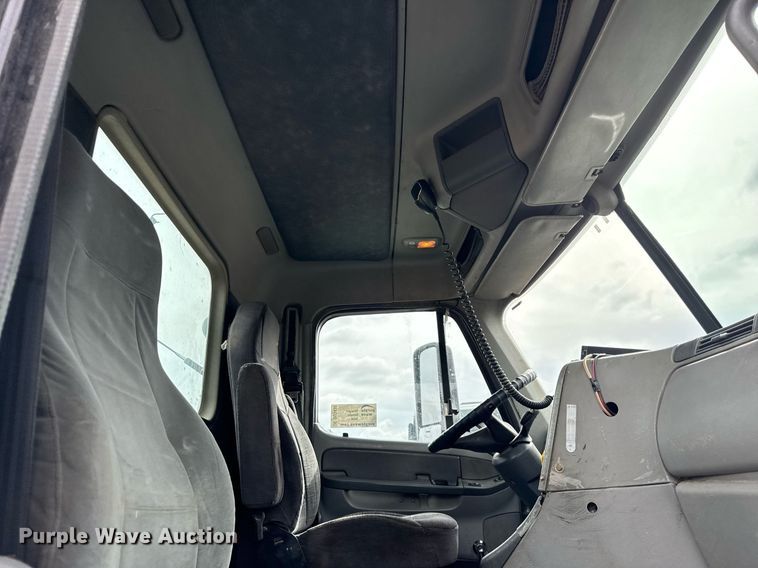 image for item DU3430 2005 Freightliner Columbia semi truck