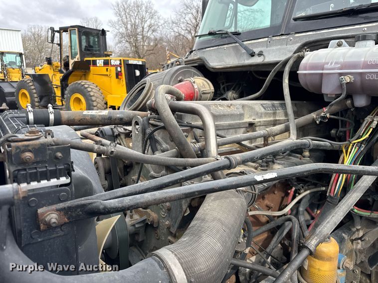 image for item DU3430 2005 Freightliner Columbia semi truck