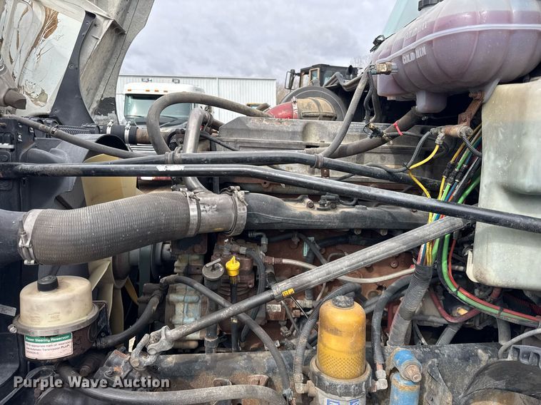 image for item DU3430 2005 Freightliner Columbia semi truck