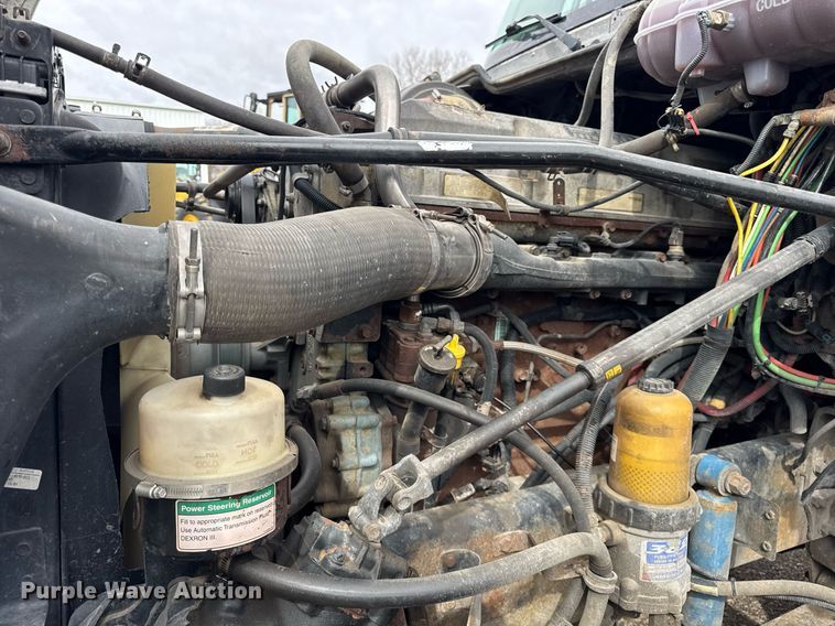 image for item DU3430 2005 Freightliner Columbia semi truck