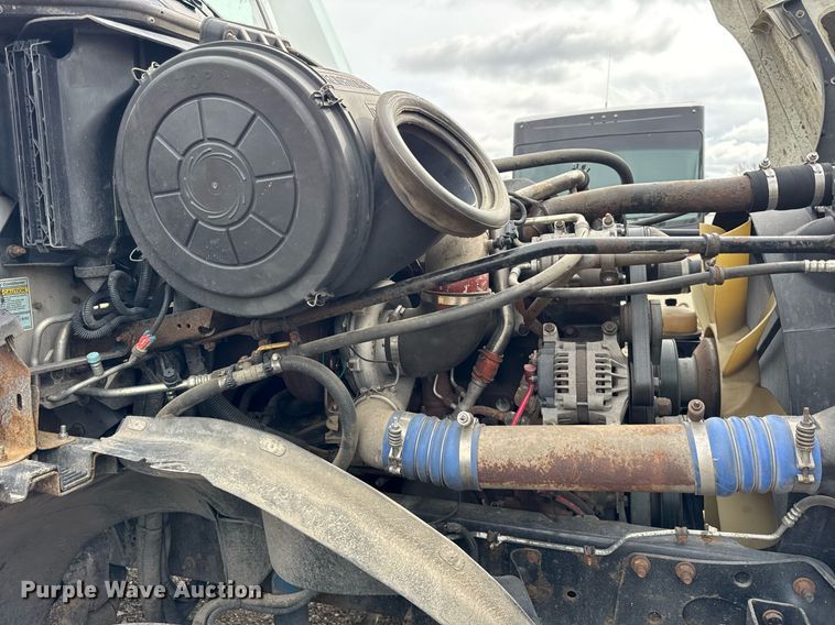 image for item DU3430 2005 Freightliner Columbia semi truck