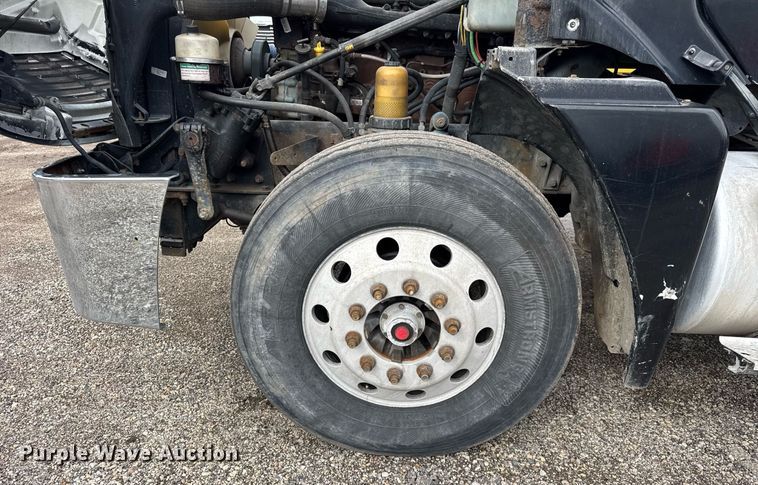 image for item DU3430 2005 Freightliner Columbia semi truck