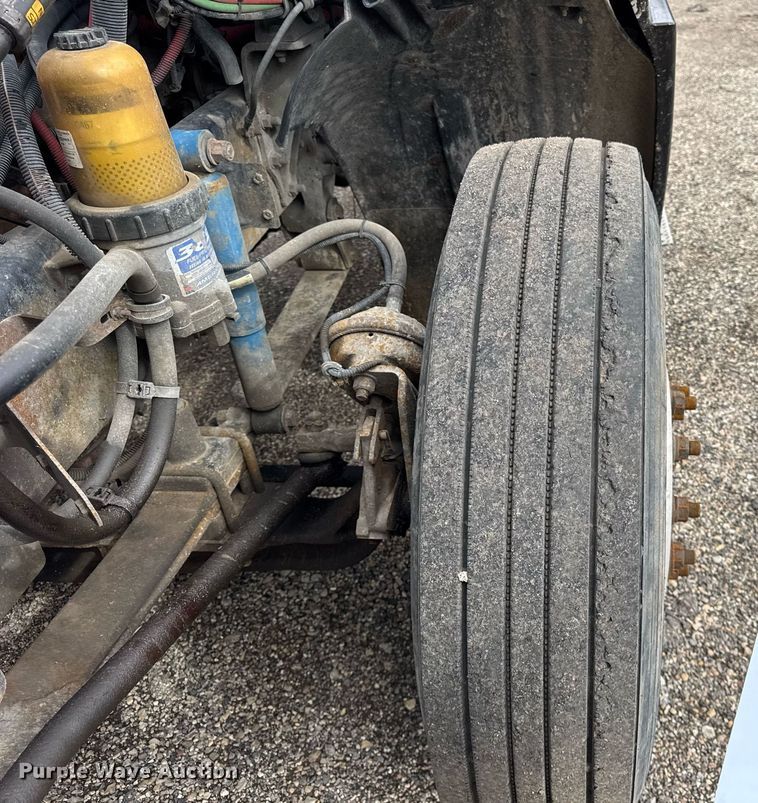 image for item DU3430 2005 Freightliner Columbia semi truck