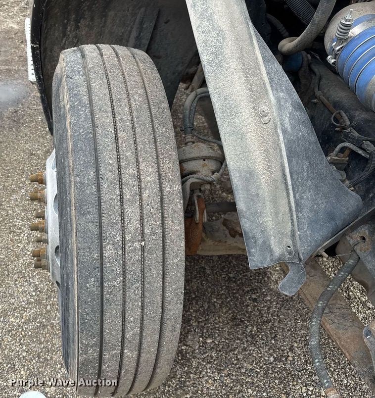 image for item DU3430 2005 Freightliner Columbia semi truck