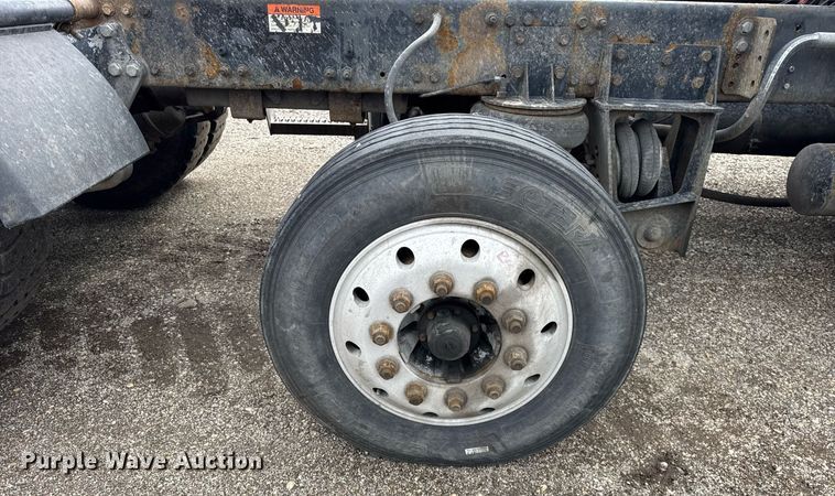 image for item DU3430 2005 Freightliner Columbia semi truck