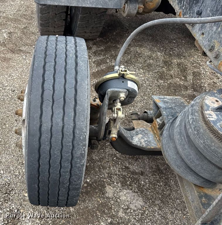 image for item DU3430 2005 Freightliner Columbia semi truck