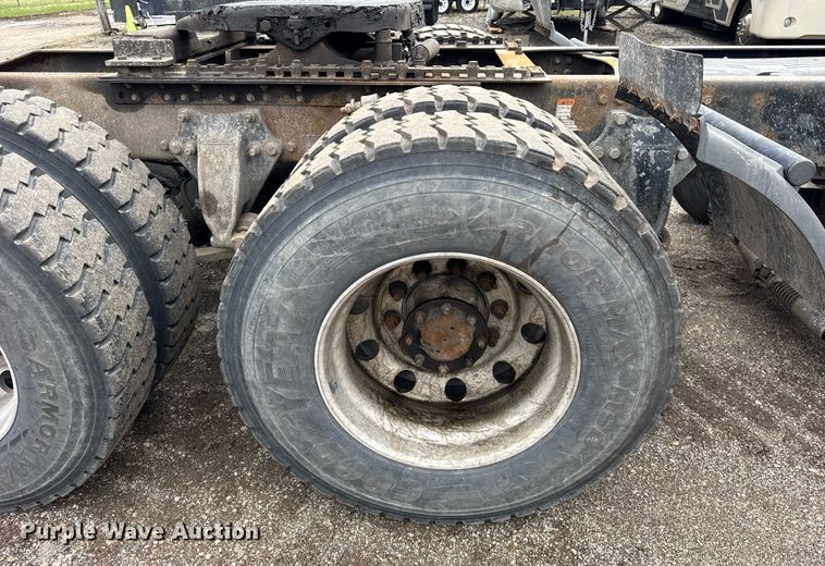 image for item DU3430 2005 Freightliner Columbia semi truck