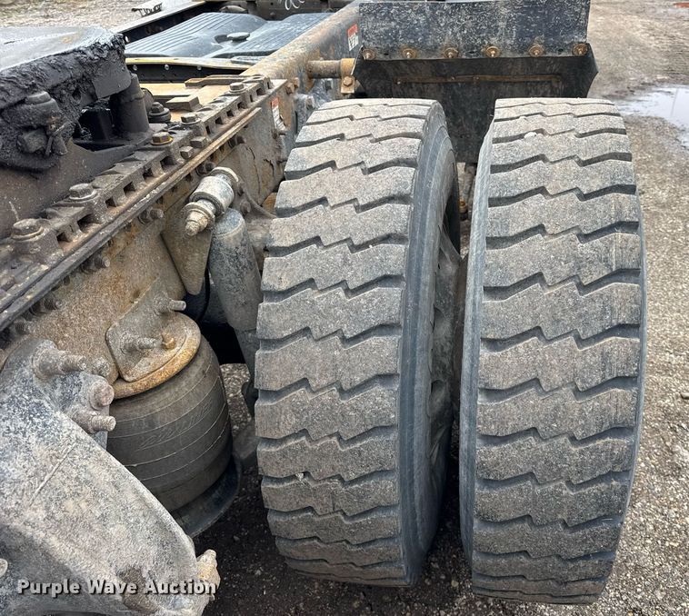 image for item DU3430 2005 Freightliner Columbia semi truck