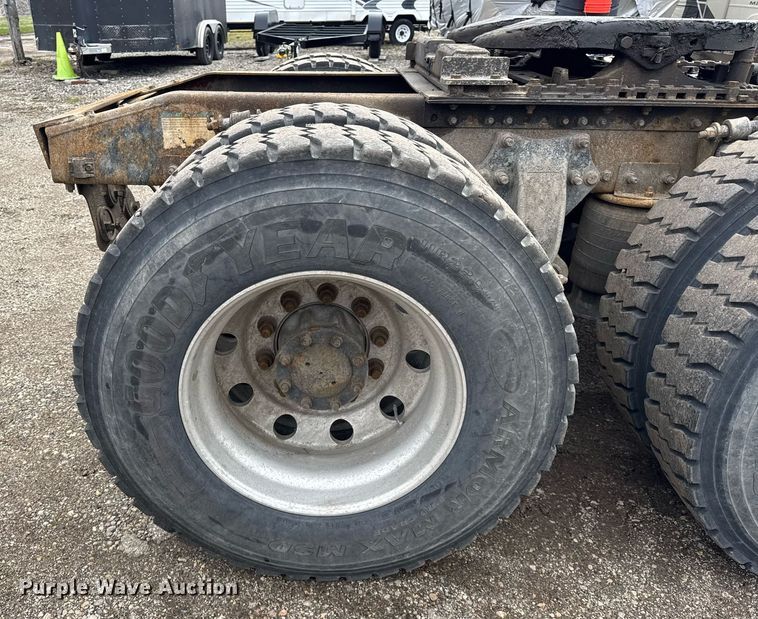 image for item DU3430 2005 Freightliner Columbia semi truck