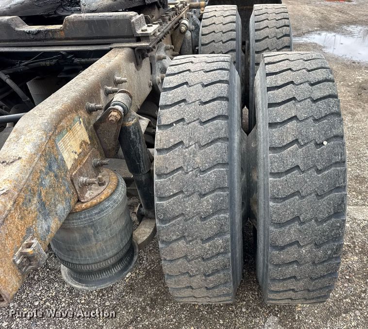 image for item DU3430 2005 Freightliner Columbia semi truck