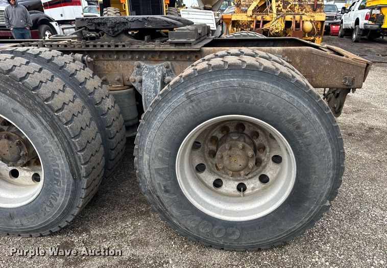 image for item DU3430 2005 Freightliner Columbia semi truck