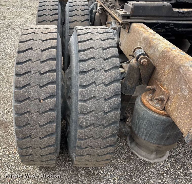 image for item DU3430 2005 Freightliner Columbia semi truck