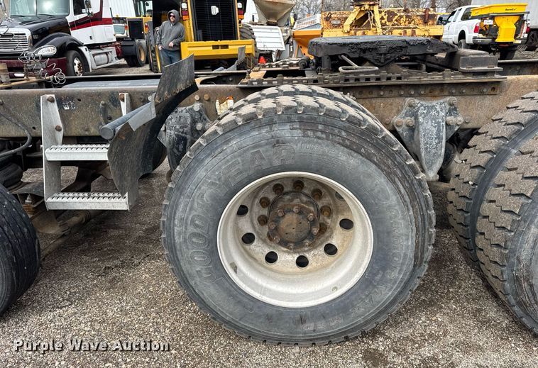 image for item DU3430 2005 Freightliner Columbia semi truck