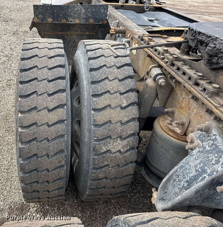 image for item DU3430 2005 Freightliner Columbia semi truck