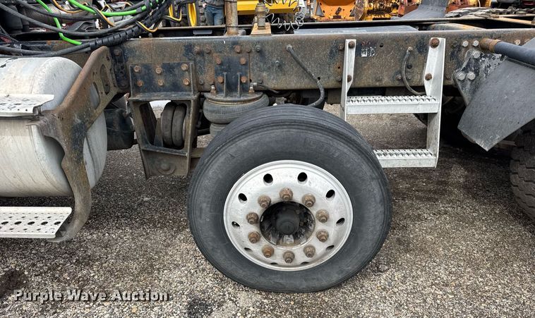 image for item DU3430 2005 Freightliner Columbia semi truck