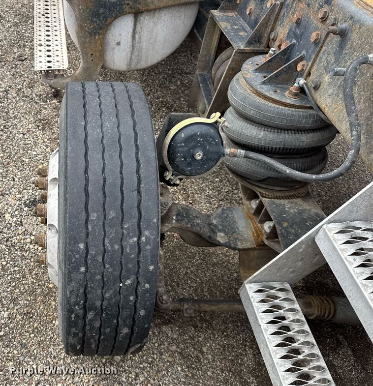 image for item DU3430 2005 Freightliner Columbia semi truck