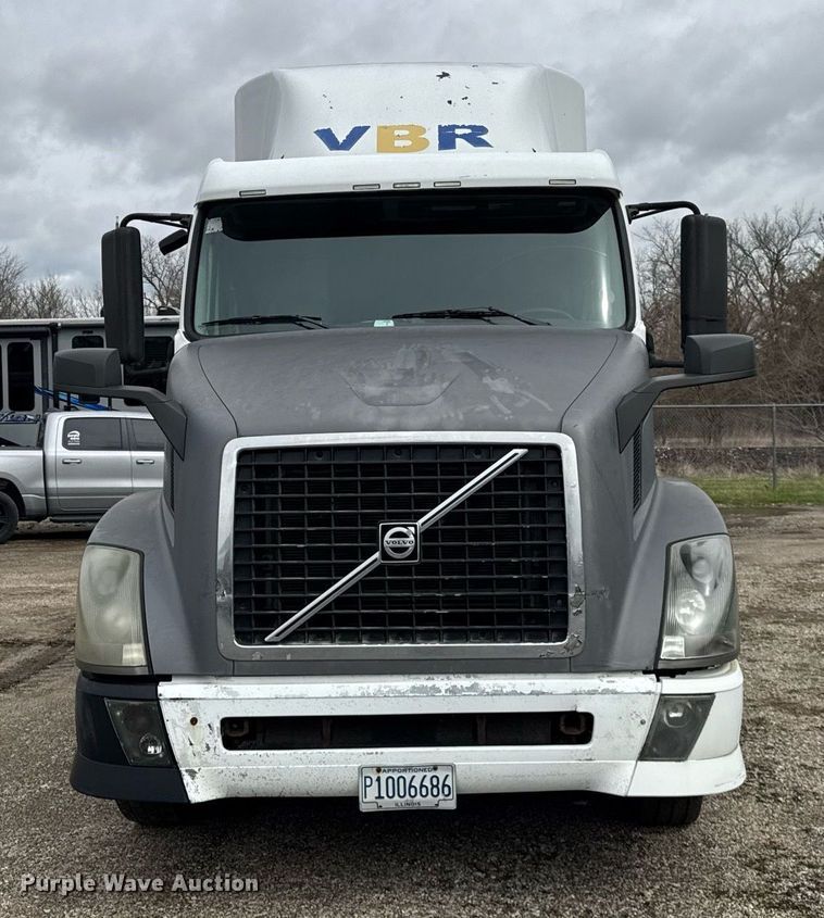 image for item DU3431 2009 Volvo VNL semi truck