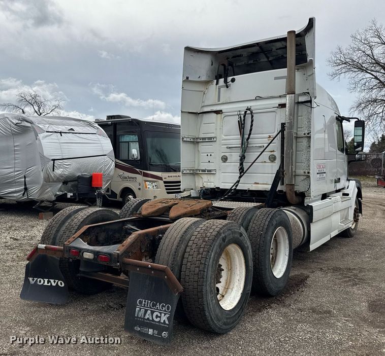 image for item DU3431 2009 Volvo VNL semi truck