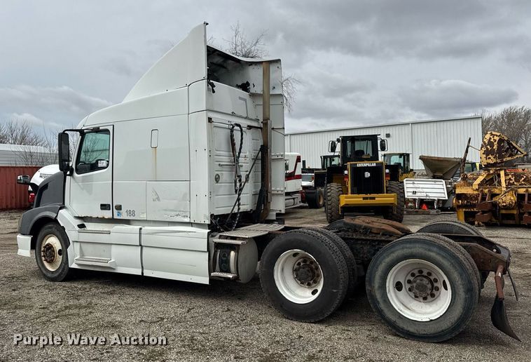 image for item DU3431 2009 Volvo VNL semi truck