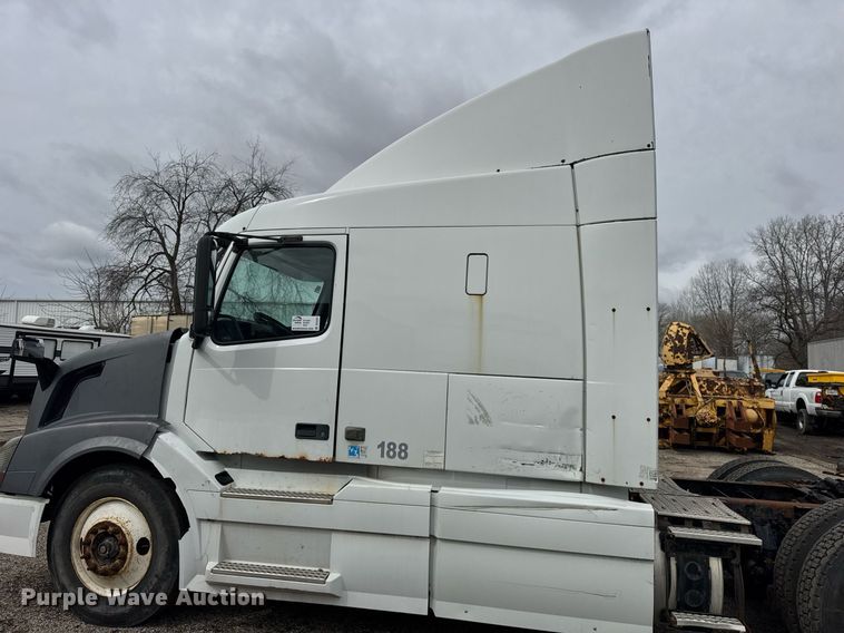 image for item DU3431 2009 Volvo VNL semi truck